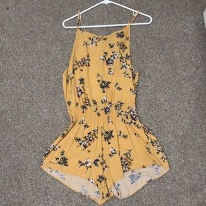 3/35✨ Brandy Melville Floral Romper